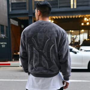 טישרט פרוותית עשירה טלאי NY דמוי עור מאחור 606